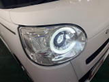 白く明るい光で夜間走行をサポートするLEDヘッドランプを搭載