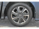 純正16インチアルミ、タイヤサイズは205/60R16です。