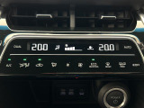 【 オートエアコン 】車内温度を感知して自動で温度調整をしてくれるのでいつでも快適な車内空間を創り上げます。