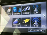 ラジオやBluetooth、外部メディアなどの選択肢が画面に並び、聴きたい音源に合わせて選べます。各項目が見分けやすく、音楽を楽しむ際にも扱いやすい表示です。
