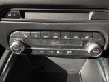 温度の設定のみで快適な風量やモードなどを自動調整してくれるフルオートエアコンを装備!
