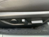 運転席は10Wayの電動シートになっています。ドライバーの体格に合わせたドライビングポジションを設定出来ます。また、2人分のポジションをメモリー出来るのでいつでも自分のポジションに戻せます♪