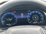 速度や燃料残量などの情報が視界に入りやすく、運転に必要な表示をまとめて確認できます。時刻や走行に関する情報も見やすく配置され、日々の運転を支える実用的なメーターまわりです。