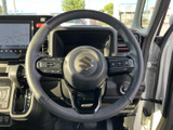 手元には複数のスイッチが配置され、運転姿勢を保ちながら各種機能を扱いやすい構成です。メーターやナビ画面との位置関係も自然で、日常の運転時に視認しやすいレイアウトです。