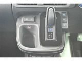 シフトノブはセンターにあるので手が伸ばしやすく使いやすさ〇