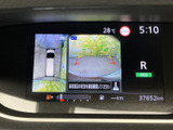 後方映像に加えて車両周辺を映す表示もあり、駐車時に周囲の状況を確認するのに役立ちます。目安となるガイド表示も備わり、バックでの駐車や切り返しをサポートします。
