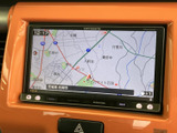 高精細な画面で、運転をサポート。お気に入りの音楽を聴きながら、快適なドライブをお楽しみいただけます。地図表示も鮮明で、目的地までスムーズ。