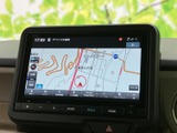 現在地を中心に周辺の道路や施設を確認できる地図表示です。目的地までの道順を把握したい時や、慣れないエリアを走行する際にも役立ち、日常のお出かけを心強く支えます。