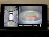 パノラミックビューモニターを装備。駐車場や交差点でクルマを真上から見るように周囲を確認できます。機能の詳細は販売店スタッフまでおたずねください。