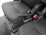 操作しやすいサイドブレーキを装備しています。しっかりとした操作感で、駐車時も安心してお使いいただけます。シンプルで扱いやすい実用的な装備です♪