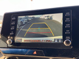 後方の様子をモニターで確認でき、駐車時の周囲確認をサポートします。画面内には目安となるガイド表示も備わり、車庫入れや縦列駐車など、後退時の操作に役立つ装備です。