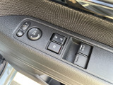 【運転席内ドア 】ミラー操作やウィンドウ開閉スイッチはドライバー目線で配置され、快適な操作性を実現!