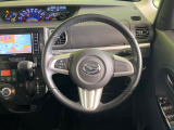 インテリアに合わせたデザインのステアリングは、運転される方のことも考え、運転しやすい形状、大きさです。是非一度、実際に触ってお確かめください。