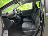 前席はゆったりと腰掛けられる配置で、運転席からの視界も開放的です。落ち着いた色合いで統一された室内はすっきりとしており、日々の移動を心地よく支えます。