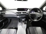 上質で落ち着いた印象のインパネ。視界も広々で運転しやすいです。