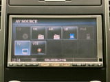 CDやラジオ、SDカード、iPodなど、利用できるAVソースが画面上に並びます。項目を見比べて選びやすく、音楽やテレビなど日常の用途に合わせて使えます。