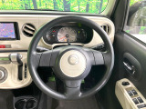 インテリアに合わせたデザインのステアリングは、運転される方のことも考え、運転しやすい形状、大きさです。是非一度、実際に触ってお確かめください。