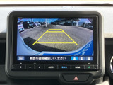 後方の様子を画面で確認でき、駐車時に車両後方との距離感をつかむのに便利です。ガイドラインも表示されるため、周囲を目視で確かめながら、落ち着いて駐車を進められます。
