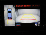 パノラミックビューモニターを装備。駐車場や交差点でクルマを真上から見るように周囲を確認できます。機能の詳細は販売店スタッフまでおたずねください。