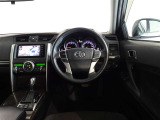革巻きステアリングで快適な操作性の運転席です。