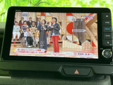 画面にテレビ番組が表示され、停車中の待ち時間も映像を楽しめます。見やすい大きさの画面に番組映像や字幕が表示され、身近な操作ボタンも備わった、日々の移動を便利にする装備です。