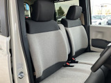 明るいグレーと落ち着いた色合いを組み合わせたシートで、車内にすっきりした印象をもたらします。前席は窓から外を見渡しやすく、日常の移動も過ごしやすい空間です。