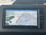 地図上に現在地や周辺の道路が表示され、目的地までの道順を確認する際に便利です。縮尺や案内情報も画面で見分けやすく、初めての場所へ向かうときにも頼りになります。