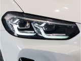 【LEDヘッドライト】先進のLEDテクノロジーを採用。放射される白色光の周波特性は太陽光に近く、バイキセノン・ヘッドライトを上回るコントラストで更に明るく輝きます!