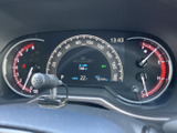 速度や燃料残量などの情報がひと目で確認しやすく、運転中も必要な表示を把握しやすいメーターまわりです。中央のディスプレイにも情報が表示され、走行に必要な確認をスムーズに行える配置です。