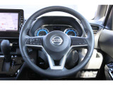 各種のコントロールスイッチが内蔵され、運転に集中できるステアリング。革巻き素材と造形が手にしっくり馴染みます。