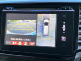 後方と車両周囲を画面で確認できる表示により、駐車時の周囲確認をサポートします。ガイド表示も見ながら位置を把握できるため、狭い駐車スペースでの操作にも役立ちます。