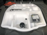 もしパンクをしてしまったら、この溶剤をエア注入口より入れて応急処置をしてください。重たいスペアタイヤを積んで走るより燃費の向上になるので、パンク修理キット搭載の車が増えているんです。