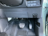 駐車ブレーキは指で操作する電動式です