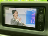 テレビ番組を画面上で確認でき、停車中の待ち時間などに映像を視聴できます。画面には番組映像が表示され、車内で過ごす時間の活用にも便利。周辺の操作ボタンも見やすく配置されています。