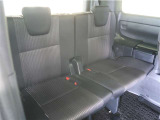 シートアレンジがしやすく、乗車人数や荷物に合わせて柔軟に対応。人も荷物も無理なく載せられる、実用性の高いサードシートです。