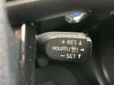 クルーズコントロール機能が付いています。 速度を設定するとアクセルを踏まなくても一定の速度で走ることができます。  高速道路ではとても便利な装置なんです。