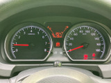 速度やエンジン回転数などを確認できるメーターがまとまり、運転に必要な情報をひと目で把握しやすい配置です。中央の表示も視線を大きく外さずに確認できます。