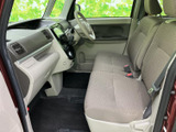 助手席側からも車内を見渡しやすく、前席はゆったりとした座り心地を感じられる空間です。足元が広く、明るい内装色も相まって、同乗される方もくつろげます。