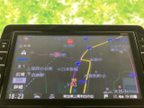 地図上に現在地周辺の道路や施設名が表示され、ルート確認に便利です。画面から目的地までの位置関係を把握しやすく、初めての場所へ向かう際にも役立ちます。