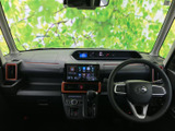 運転席まわりはメーターや画面が見やすい位置にまとまり、前方の視界も広く感じられます。シートに座った際に周囲を確認しやすく、毎日の移動を落ち着いて始められる室内空間です。