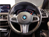 【ハンドル】ドライバーとBMW車の一体感がダイレクトに伝わるステアリングホイール。形状・太さへの拘りに加えて、操作性を高める為にスイッチ類も配置。クイックかつ安定のドライビングを体感下さい!