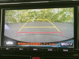 後方の映像に加えてガイド線が表示され、駐車スペースへ車を入れる際の目安として活用できます。周囲を直接確認しながら使えるため、バック時の確認をサポートします。