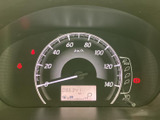 速度計を中心に必要な表示がまとまり、運転中にも情報を確認しやすい配置です。燃料残量やシフト位置なども表示されるため、走行中の状況把握をサポートしてくれます。