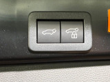 【パワーバックドア】スマートキーや運転席のボタンを押すだけでリアゲートが自動で開閉します!荷物を持っている時や、高い位置にあるバックドアを閉める際に便利な機能です♪