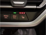 【コックピットシート】BMW車の主役席。車体中央にくる様に配置し車両重心とが一致する事でドライバーと車との一体感あるドライビングを実現。人間工学に基づき形成した形状が長時間のドライブ疲労も軽減します!