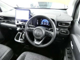 各種操作スイッチなども使いやすく配置されている運転席です。