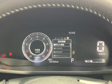 速度やシフト位置、燃料残量などを運転席から確認しやすく、必要な情報をひと目で把握しやすい表示です。各種案内も画面にまとめられており、日常の運転をサポートします。