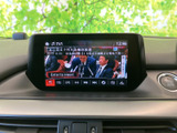 テレビ番組を画面に表示でき、停車中の休憩時間などに映像を視聴できます。番組情報や操作項目もあわせて確認できるため、停車時に車内で過ごす時間を充実させたい方にも便利な装備です。