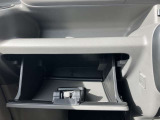 大型のグローブボックスは車検証など大きな物もすっぽりと収まるサイズとなっております。