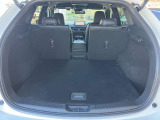 CX-5だけのリアシート4:2:4分割。真ん中を倒すことでスキー板や絨毯などの長い物を載せても、両サイドの乗員が窮屈にならなずにお座り頂けます。
